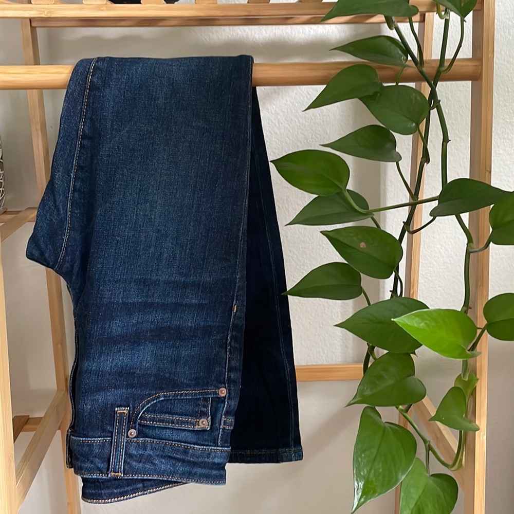 Joe’s Jeans ‘The Icon’ in dark wash size 24. Mid rise ankle